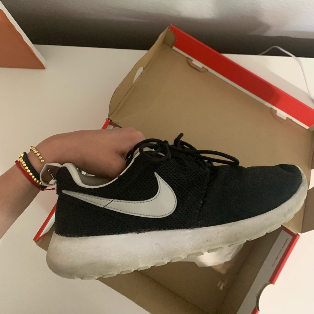 Nike Roshes Athletic Shoes